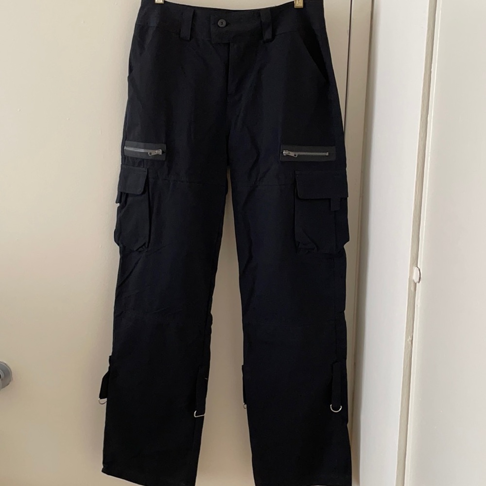 Women’s mid rise comfortable-fit Twill chino cargo pants. New -